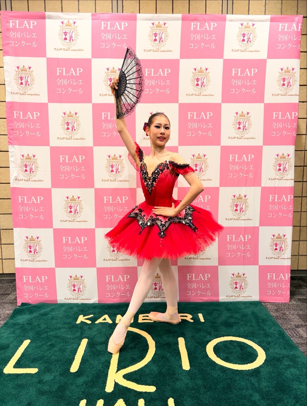 FLAP全国バレエコンクールの会場で、赤い衣装で演技を終えた生徒
