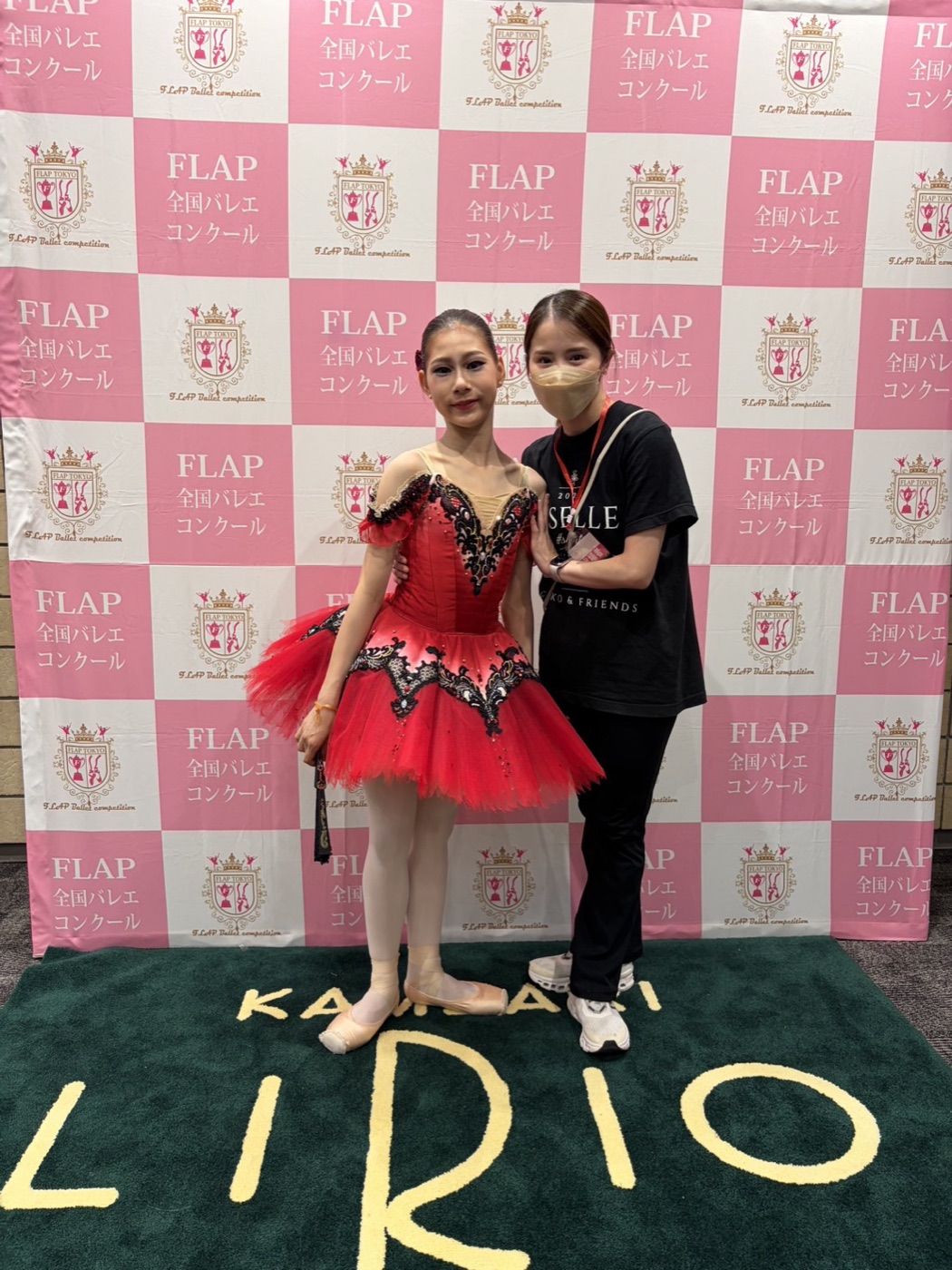 コンクール会場で、主宰・本田千晃と並ぶ生徒