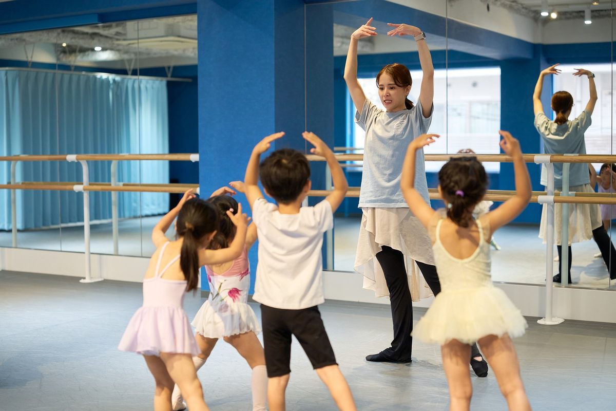 Ballet Studio CONFYで子どもたちを指導する講師