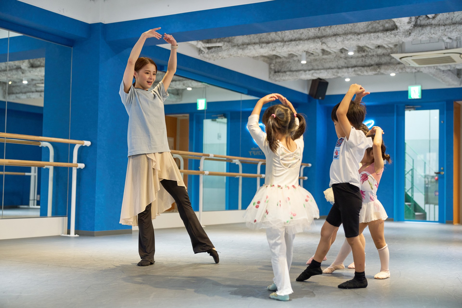 講師のポール・ド・ブラを追いかける3歳のキッズたち — 月島のバレエ教室 Ballet Studio CONFY