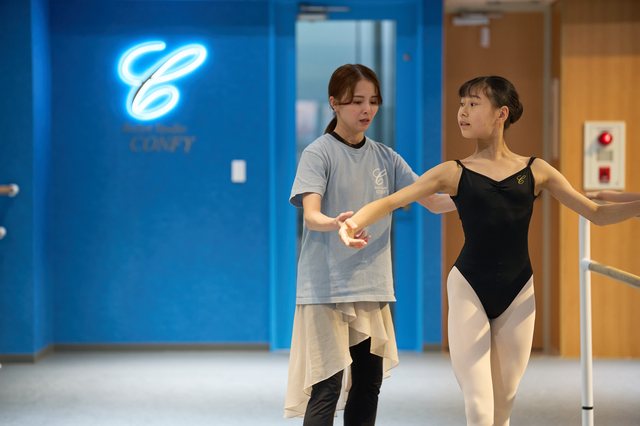 講師が生徒の手を取りアロンジェへ導く