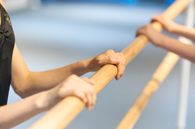バーを握る大小の手